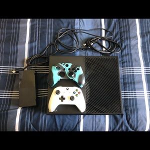 Xbox One w/ White Controller + Skin